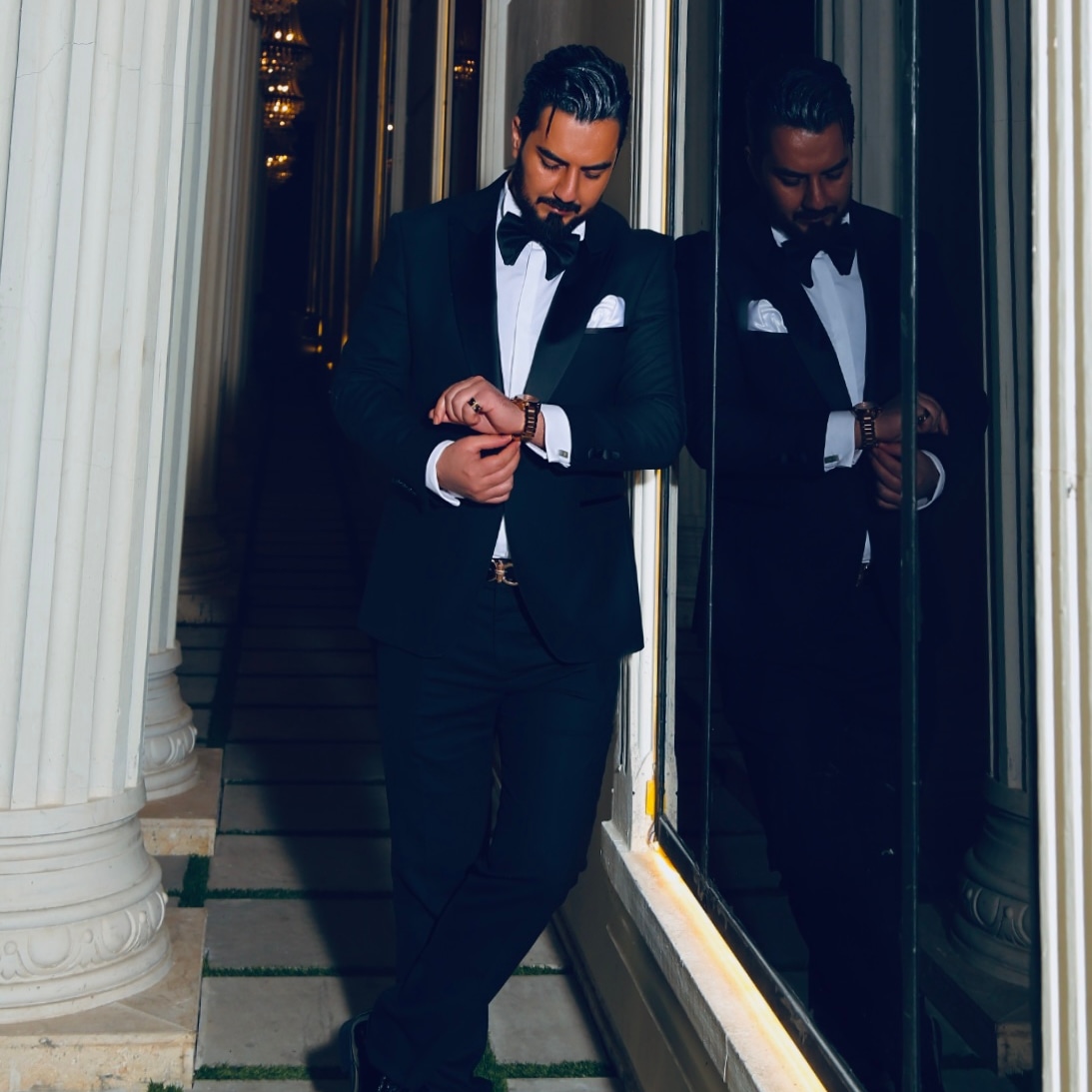 تصویری از میلاد فخرالعلمایی، بازیگر سینما و تلویزیون در حال بازیگری سر صحنه یکی از آثارش