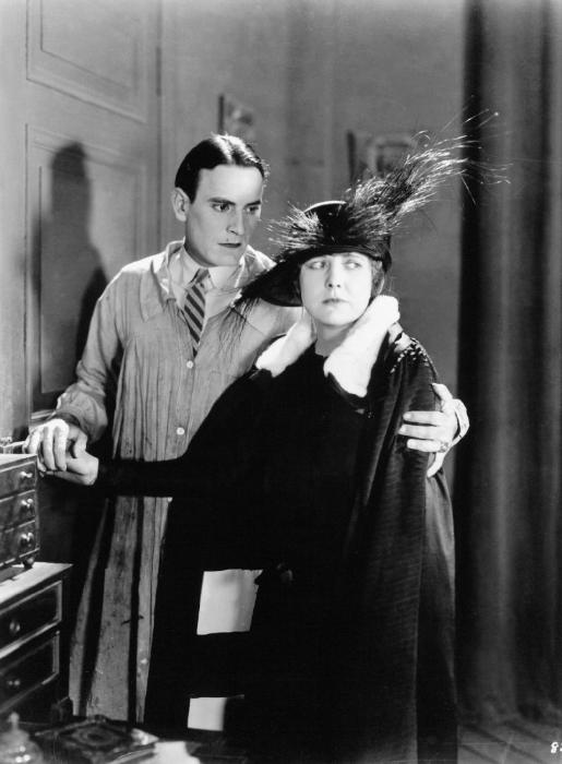 Edna Purviance در صحنه فیلم سینمایی A Woman of Paris: A Drama of Fate به همراه Carl Miller