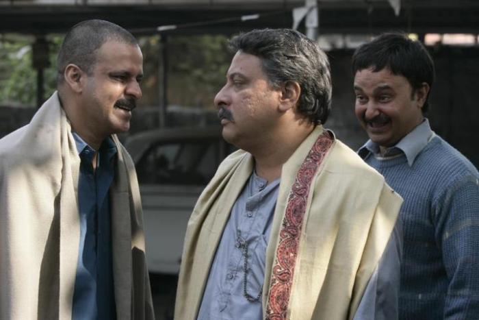 Tigmanshu Dhulia در صحنه فیلم سینمایی Gangs of Wasseypur به همراه Piyush Mishra و Manoj Bajpayee