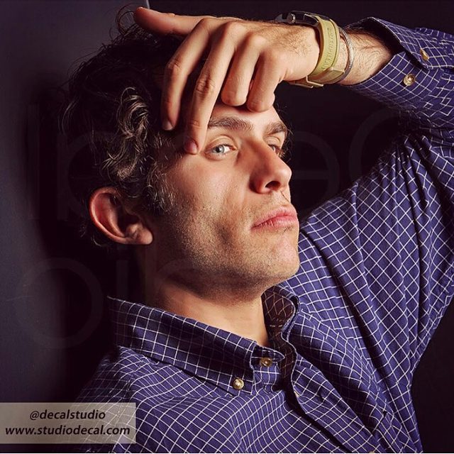 تصویری از بابک حمیدیان، بازیگر و تهیه کننده سینما و تلویزیون در حال بازیگری سر صحنه یکی از آثارش