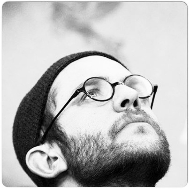 تصویری از بابک حمیدیان، بازیگر و تهیه کننده سینما و تلویزیون در حال بازیگری سر صحنه یکی از آثارش