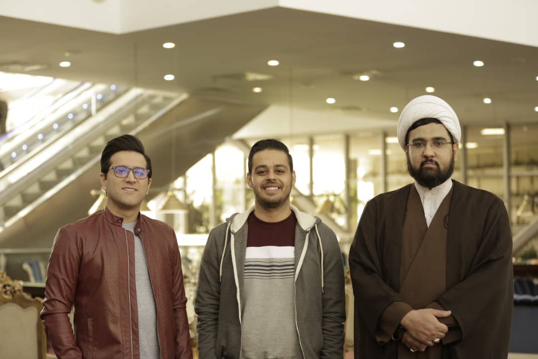 تصویری از عباس روزمه، تهیه کننده سینما و تلویزیون در حال بازیگری سر صحنه یکی از آثارش