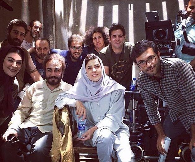 لاله اسکندری در پشت صحنه فیلم سینمایی هزارپا به همراه سارا بهرامی و رضا عطاران