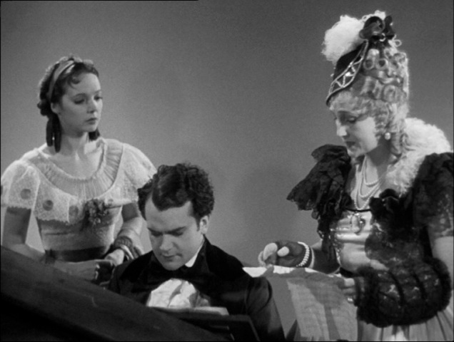 Fay Compton در صحنه فیلم سینمایی Strauss' Great Waltz به همراه Jessie Matthews و Esmond Knight