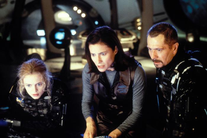 Mimi Rogers در صحنه فیلم سینمایی گمشده در فضا به همراه گری الدمن و Heather Graham