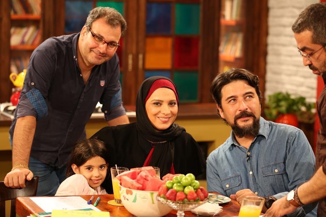 امیرحسین صدیق در پشت صحنه برنامه تلویزیونی کتاب باز به همراه روشنک عجمیان
