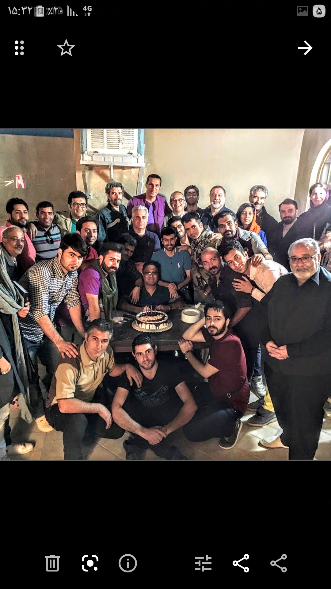 تصویری از مهدی معتدل، دستیار صحنه و بازیگر سینما و تلویزیون در حال بازیگری سر صحنه یکی از آثارش