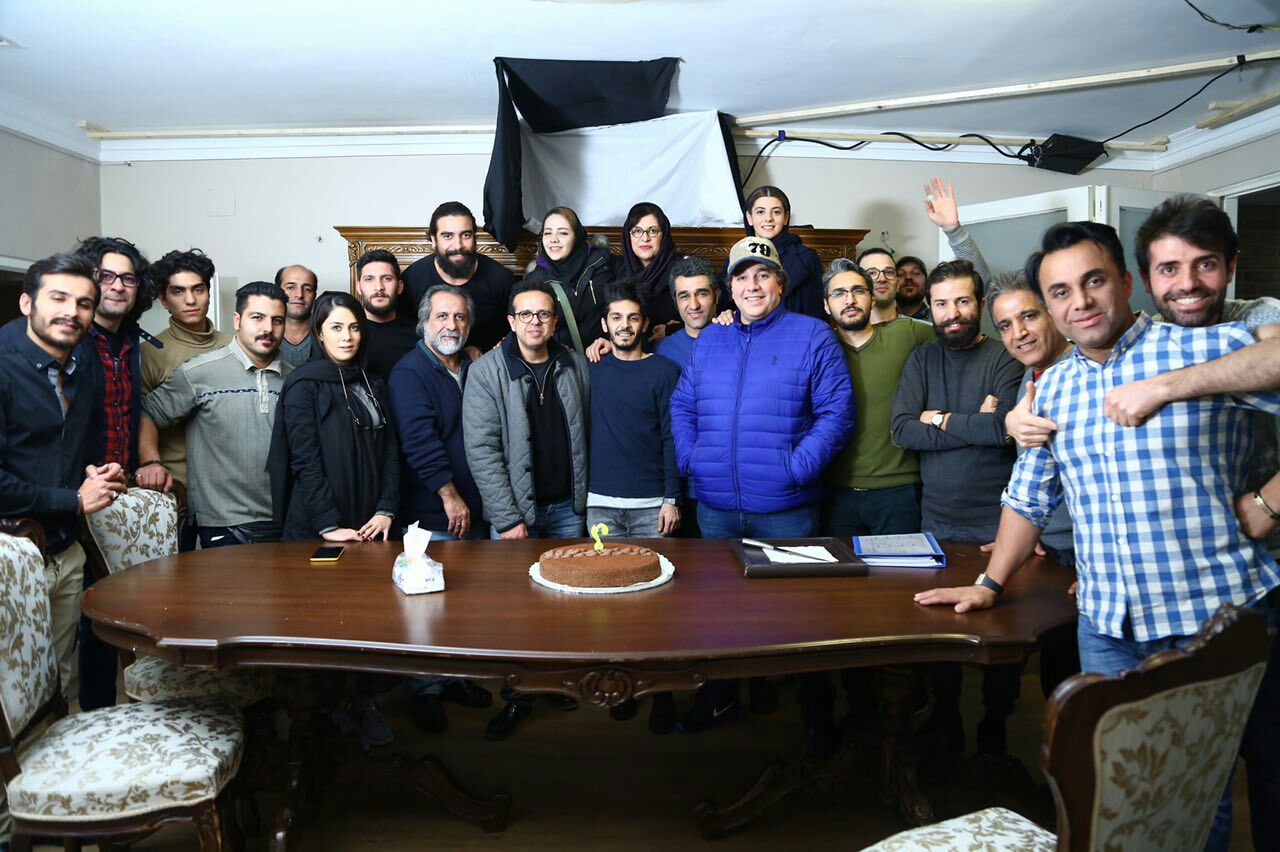 تصویری از احمد عبدالهی ارپناهی، بازیگر و دستیار صحنه سینما و تلویزیون در حال بازیگری سر صحنه یکی از آثارش