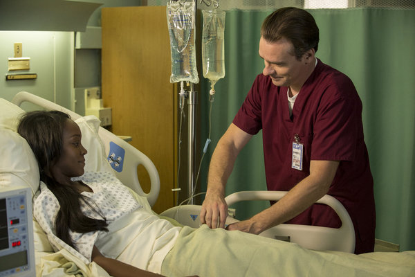 Aja Naomi King در صحنه سریال تلویزیونی لیست سیاه به همراه Robert Sean Leonard