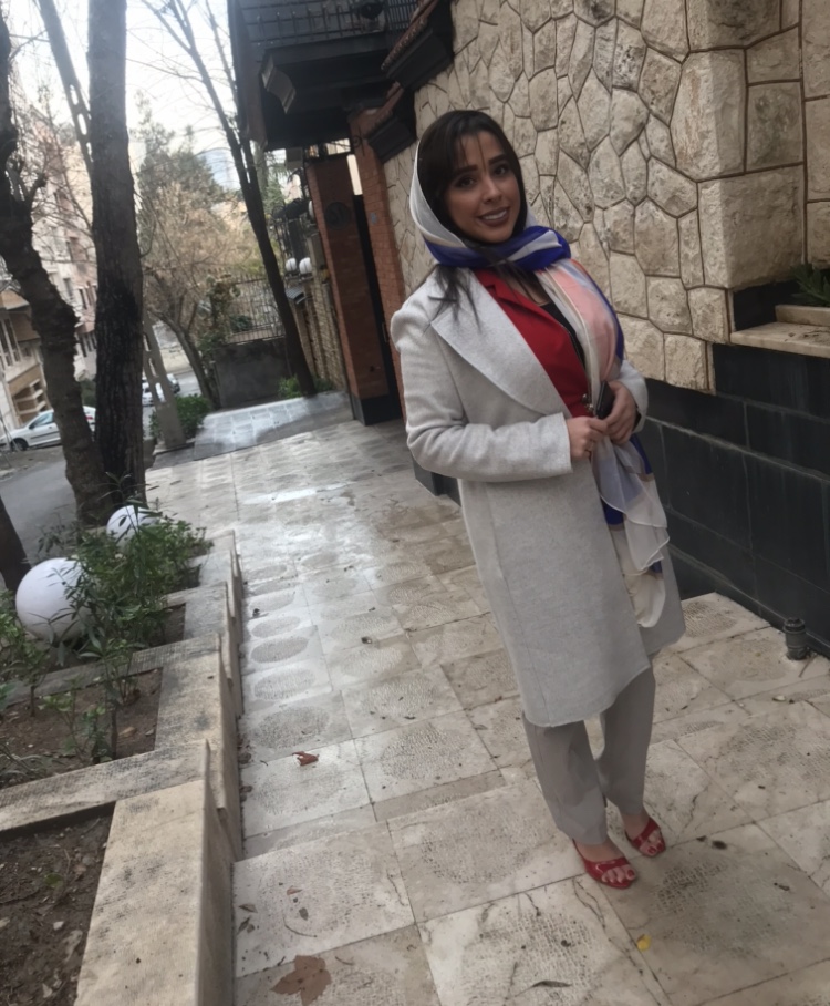 تصویری از سوین اسدی، بازیگر سینما و تلویزیون در حال بازیگری سر صحنه یکی از آثارش