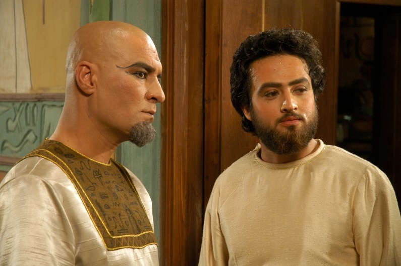 جعفر دهقان در صحنه سریال تلویزیونی یوسف پیامبر به همراه مصطفی زمانی