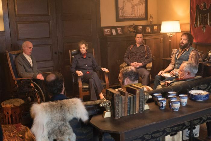 Michael Hogan در صحنه سریال تلویزیونی فارگو - فصل 1 قسمت 10 به همراه جفری داناوان، Jean Smart و آنگوس سمپسون