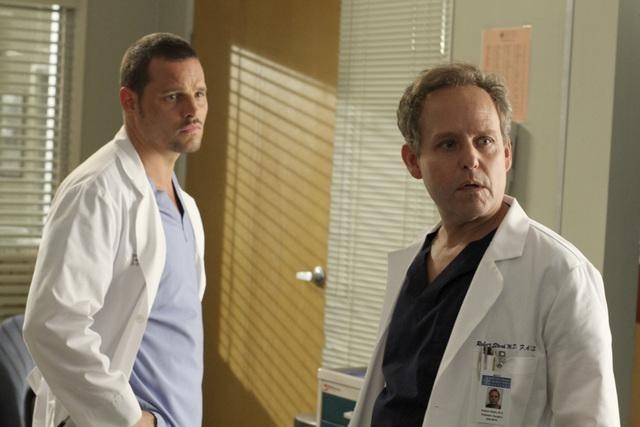 Peter MacNicol در صحنه سریال تلویزیونی آناتومی گری به همراه Justin Chambers