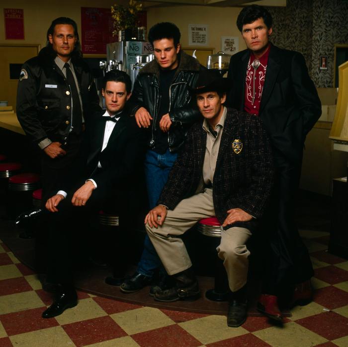 James Marshall در صحنه سریال تلویزیونی توئین پیکس به همراه Everett McGill، کایل مک لاکلن، Michael Horse و Michael Ontkean
