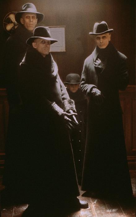 Richard O'Brien در صحنه فیلم سینمایی شهر تاریک به همراه بروس اسپنس