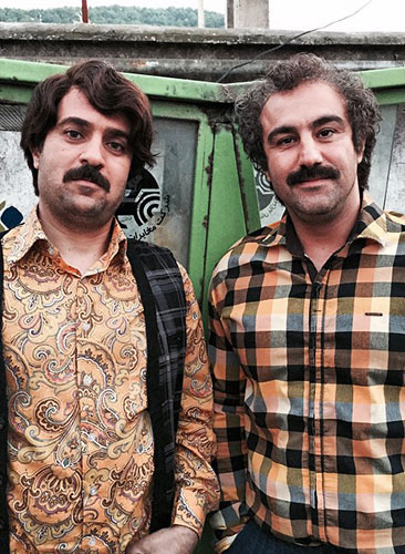 تصویری از محسن تنابنده، بازیگر و نویسنده سینما و تلویزیون در پشت صحنه یکی از آثارش
