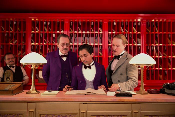 Larry Pine در صحنه فیلم سینمایی هتل بزرگ بوداپست به همراه Tony Revolori و Owen Wilson