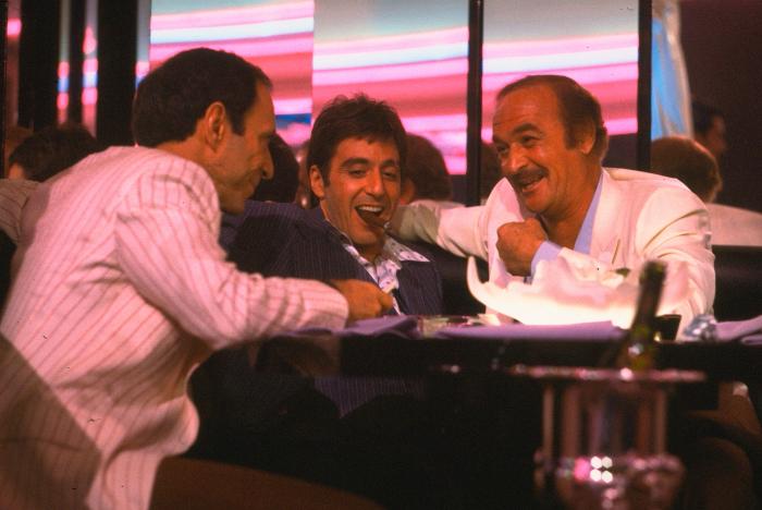 فهرید موری آبراهام در صحنه فیلم سینمایی صورت زخمی به همراه رابرت لوگیا و آل پاچینو