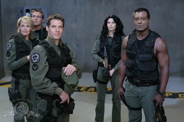 Michael Shanks در صحنه سریال تلویزیونی دروازه ستارگان اس جی-۱ به همراه Ben Browder، Christopher Judge، Claudia Black و Amanda Tapping