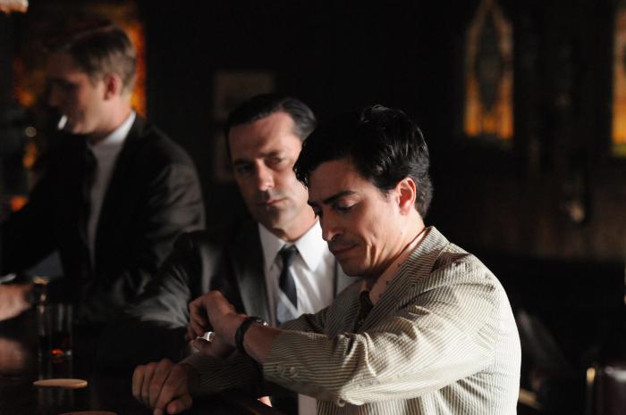 Aaron Staton در صحنه سریال تلویزیونی مردان مد به همراه Ben Feldman و Jon Hamm