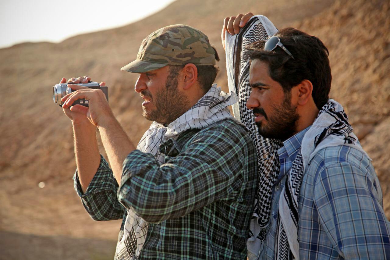 محمدحسین مهدویان در پشت صحنه فیلم سینمایی ایستاده در‌ غبار