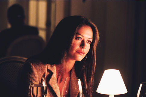 Catherine Zeta-Jones در صحنه فیلم سینمایی سنگدلی تحمل ناپذیر