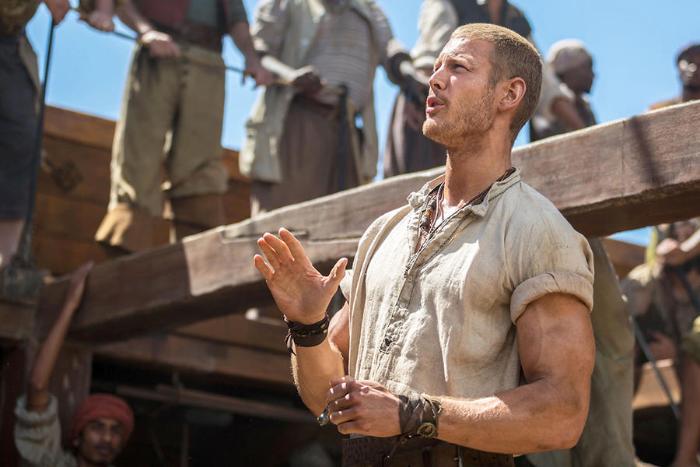 Tom Hopper در صحنه سریال تلویزیونی بادبان های سیاه