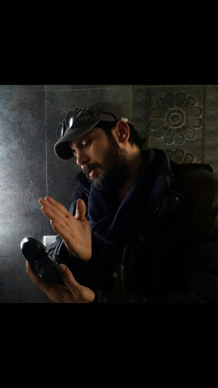 تصویری از احسان غفوریان، مدیر فیلم برداری و فیلمبردار سینما و تلویزیون در حال بازیگری سر صحنه یکی از آثارش