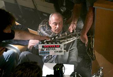 Gerard Plunkett در صحنه فیلم سینمایی مارها در یک هواپیما