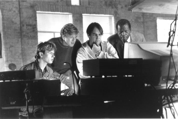 ریور فینیکس در صحنه فیلم سینمایی اسنیکرز به همراه دن اکروید، Sidney Poitier و رابرت ردفورد