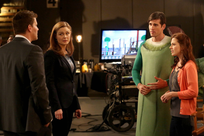 Jonathan Chase در صحنه سریال تلویزیونی استخوان ها به همراه Emily Deschanel و David Boreanaz