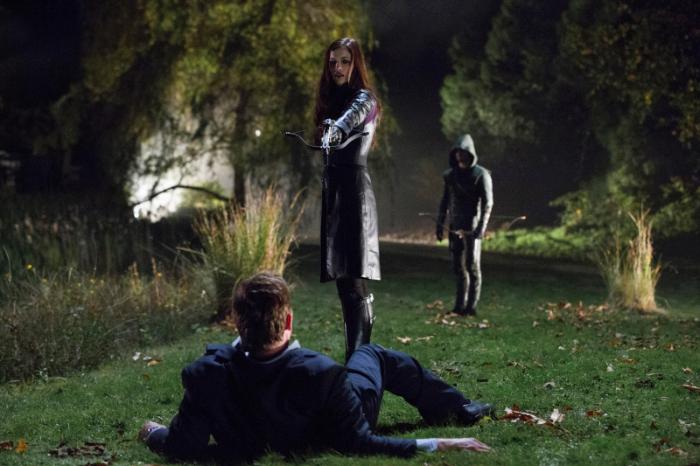 Jessica De Gouw در صحنه سریال تلویزیونی پیکان به همراه استفن امل