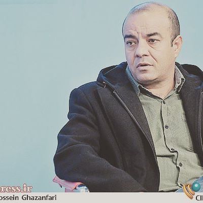 تصویری از سعید آقاخانی، بازیگر و کارگردان سینما و تلویزیون در حال بازیگری سر صحنه یکی از آثارش