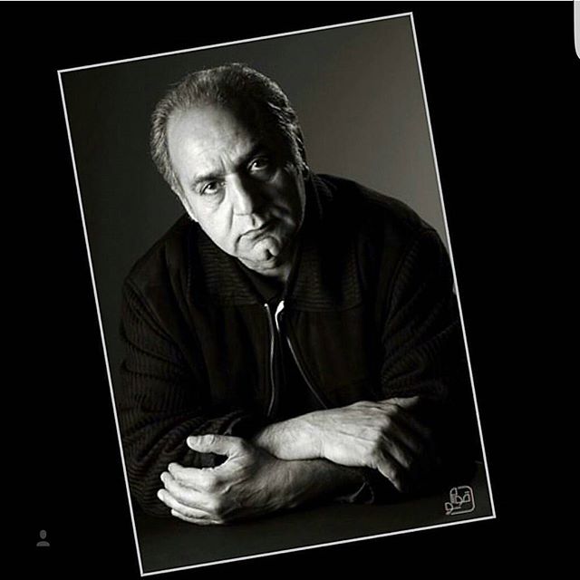 تصویری از پرویز پرستویی، بازیگر و تهیه کننده سینما و تلویزیون در حال بازیگری سر صحنه یکی از آثارش