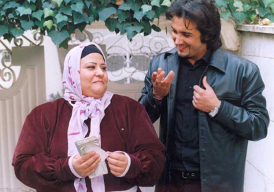 تصویری از رابعه اسکویی، بازیگر سینما و تلویزیون در حال بازیگری سر صحنه یکی از آثارش