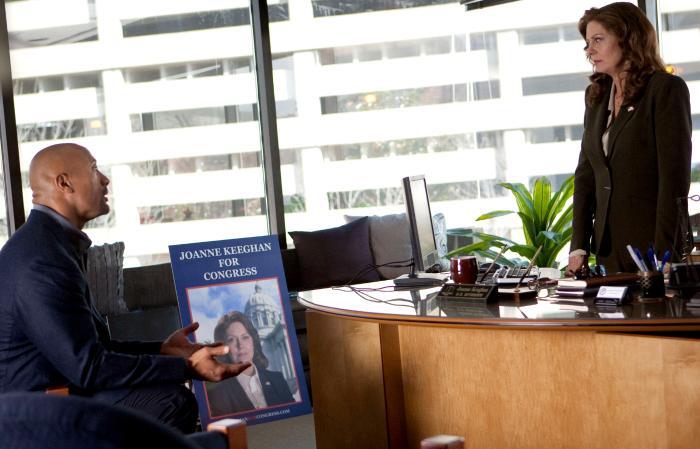 سوزان ساراندون در صحنه فیلم سینمایی خبرچین به همراه دواین جانسون