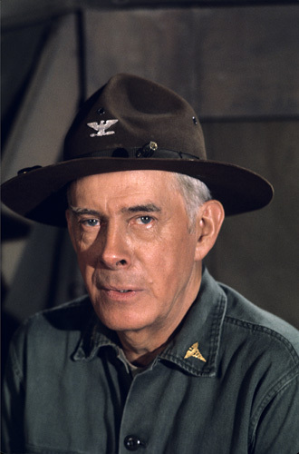 Harry Morgan در صحنه سریال تلویزیونی M*A*S*H