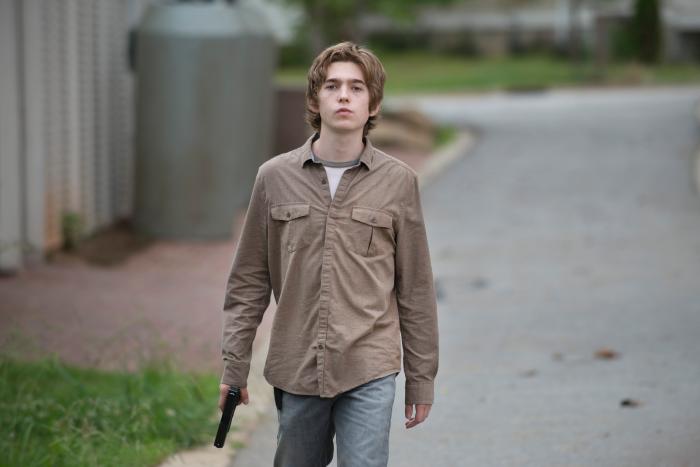 Austin Abrams در صحنه سریال تلویزیونی مردگان متحرک