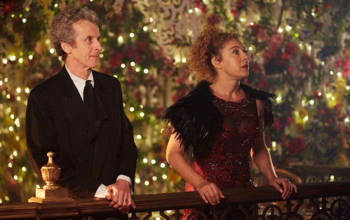 Alex Kingston در صحنه سریال تلویزیونی Doctor Who به همراه Peter Capaldi