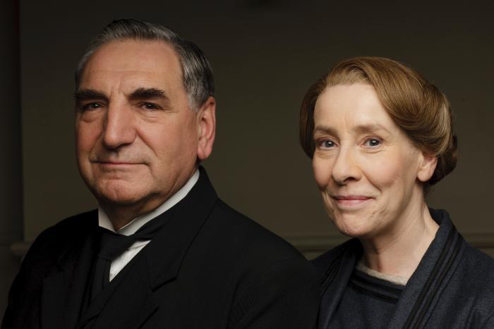 Phyllis Logan در صحنه سریال تلویزیونی دانتون ابی به همراه Jim Carter