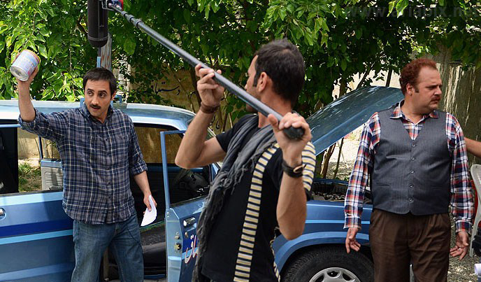 هومن برق‌نورد در پشت صحنه سریال تلویزیونی دودکش به همراه امیرحسین رستمی