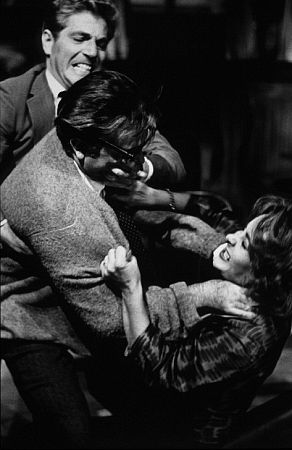 George Segal در صحنه فیلم سینمایی چه کسی از ویرجینیا ولف میترسد؟ به همراه Elizabeth Taylor و Richard Burton