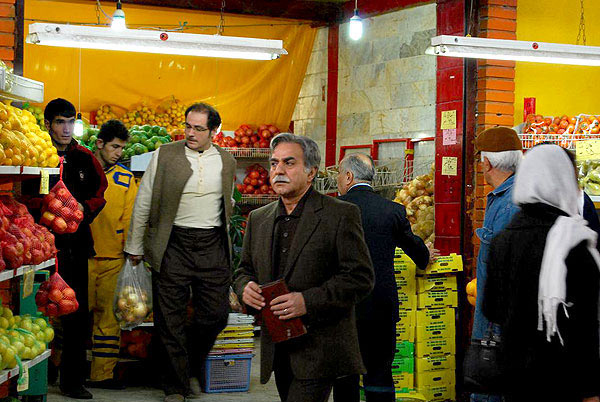 پرویز پرستویی در صحنه سریال تلویزیونی آشپزباشی به همراه سیدمهرداد ضیایی