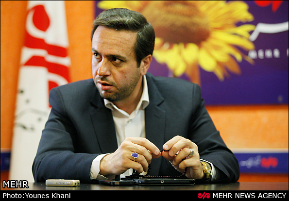 تصویری از مجید یراق‌بافان، مجری سینما و تلویزیون در حال بازیگری سر صحنه یکی از آثارش