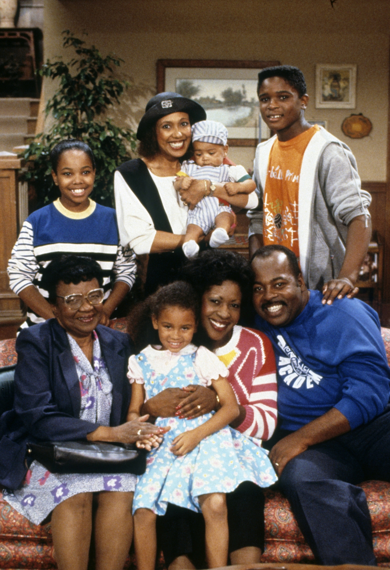 رجینالد ول جانسون در صحنه سریال تلویزیونی Family Matters به همراه Telma Hopkins، Kellie Shanygne Williams، Darius McCrary و Rosetta LeNoire