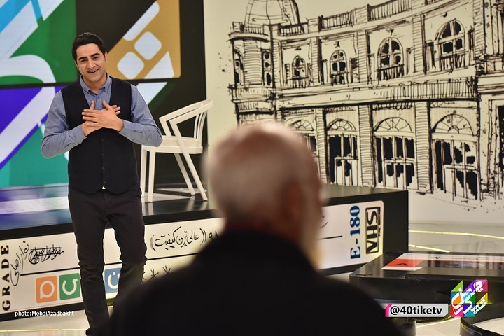 محمدمهدی فقیه در صحنه برنامه تلویزیونی چهل تیکه به همراه محمدرضا علیمردانی