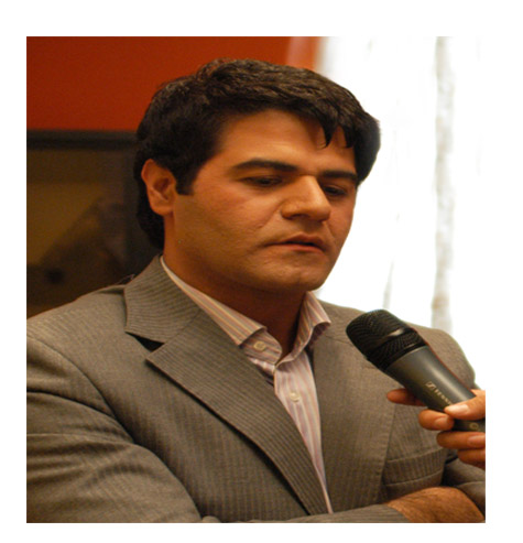 تصویری از علیرضا مظاهری، بازیگر سینما و تلویزیون در حال بازیگری سر صحنه یکی از آثارش