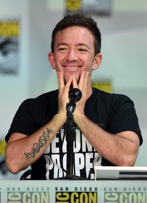 David Faustino در صحنه سریال تلویزیونی آواتار - ارتش ربات ها