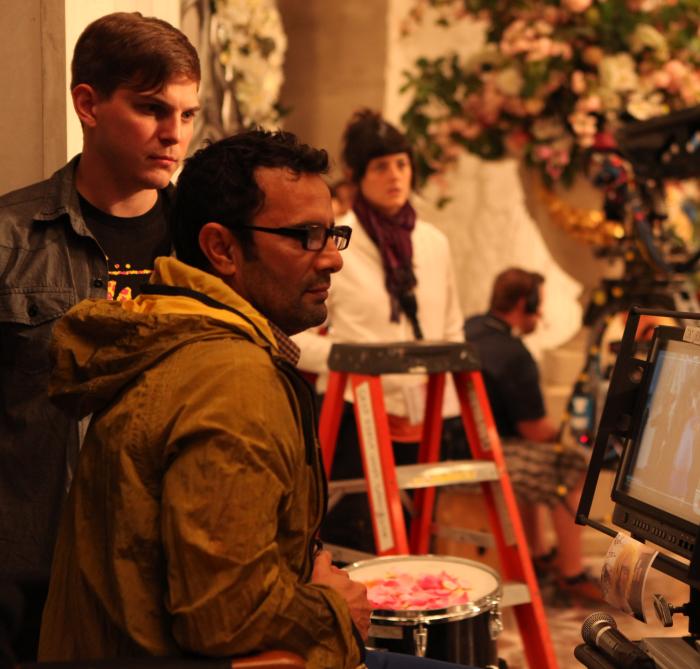 Tarsem Singh در صحنه فیلم سینمایی اِی آینه اِی آینه به همراه Paul Becker