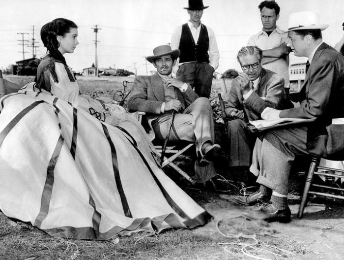 ویکتور فلمینگ در صحنه فیلم سینمایی بر باد رفته به همراه کلارک گیبل و ویوین لی